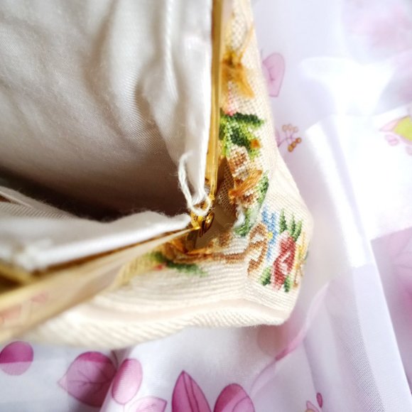 VTG // Structured Floral Tapestry Purse - Picture 4 of 4